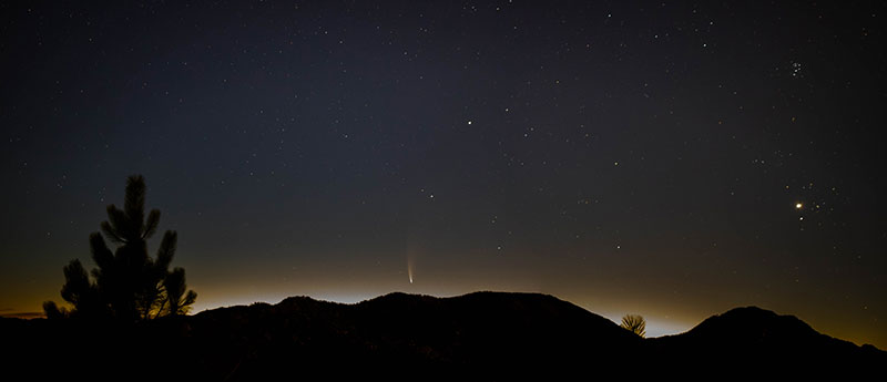 Nathan Strange, Iznad Los Anđelesa Pogledajte veće verzije Snimano je ujutro 10. jula, sa planina iznad Los Anđelesa, blizu Mt. Wilson opservatorije. Zakačen širokougaoni snimak je napravio (za svoju dušu) Nathan Strange, koji inače radi u NASA JPL. Desno se vidi Venera (grubo u pravcu istok-severoistok), odmah ispod nje Aldebaran a iznad Vlašići. Veneru je nemoguće ne videti, pa je onda lako orijentisati se gde je kometa (grubo sever-severoistok). A ko zna sazvežđa prepoznaće Kapelu i Kočijaša, itd. Drugo je link za time-lapse video koji je napravila Candy Dougherty, izvrstan fotograf i astro-fotograf. Svako može da doda muziku po želji.:-)