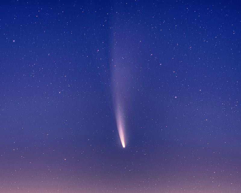 Kometa NEOWISE viđena sa Titelskog brega. Snimljeno je jutros, 13. jula 2020. U prvom planu je reka Tisa. Snimke je napravio Matija Uglješin iz Zrenjanina, inače pasionirani foto-lovac na munje i gromove, ali ne bira ni druge nebeske pojave. Na portretu komete lepo se vidi struktura njenog repa sa zvezdama u pozadini. 90mm F2.5 3s ISO6400 (kropovano). U pitanju je 60 ‘naslaganih’ fotografija za smanjenje šuma i izvlačenje detalja. Na drugoj fotki ispod komete Neowise su svetla Zrenjanina, Lukinog sela, Belog Blata i malo Perleza. Toliko o doprinosu astronomiji od Zrenjaninaca, za sada .